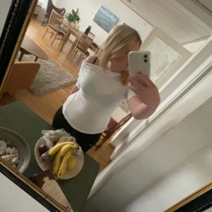 vit offshouldertop - så fin ifrån Stockholm lm!! perfekt till sommaren, väldigt skönt och mysigt material ❤️ står ingen storlek men den sitter som en S 💕