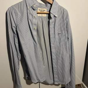 Blårandig skjorta från Abercrombie & Fitch i fint skick med en liten bröstficka.