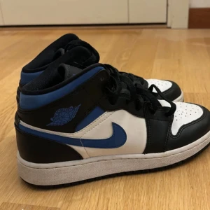 Jordan 1 mid - Säljer dessa Jordan 1 mid som jag aldrig använder längre. Skosnörena är ganska dåliga därav priset men går att köpa nya och fixa själv! Skicka om ni vill ha mer bilder!💗