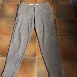Ralph Lauren mjukisbyxor  - Säljer ett par sköna Ralph Lauren mjukisar! Skick 9,5-10, äkta, storlek 18-20 vilket är ungefär xs (barnstorlek), skriv för frågor!😎