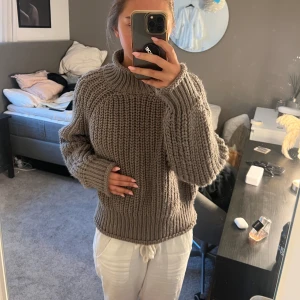 Stickad tröja - Jätte mysig stickad tröja ifrån H&M!!! Älskar den här tröjan men tyvärr har den inte kommit till användning och därför säljer jag den🥰