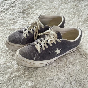 Converse - Säljer mina super coola one star converse som är sparsamt använda, lite sliten i mattialet men som knappt märks av! 