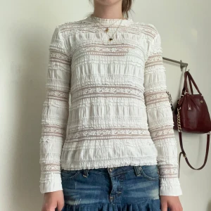 Spets tröja - Spwtströja med vida ärmar, dragkedjan är sönder men inget man lägger märke till eller som stör passformen enligt mig 