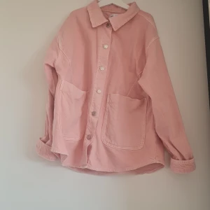 Jeans skjorta  - Använt fåtal gånger. Fint skick. Från Zara