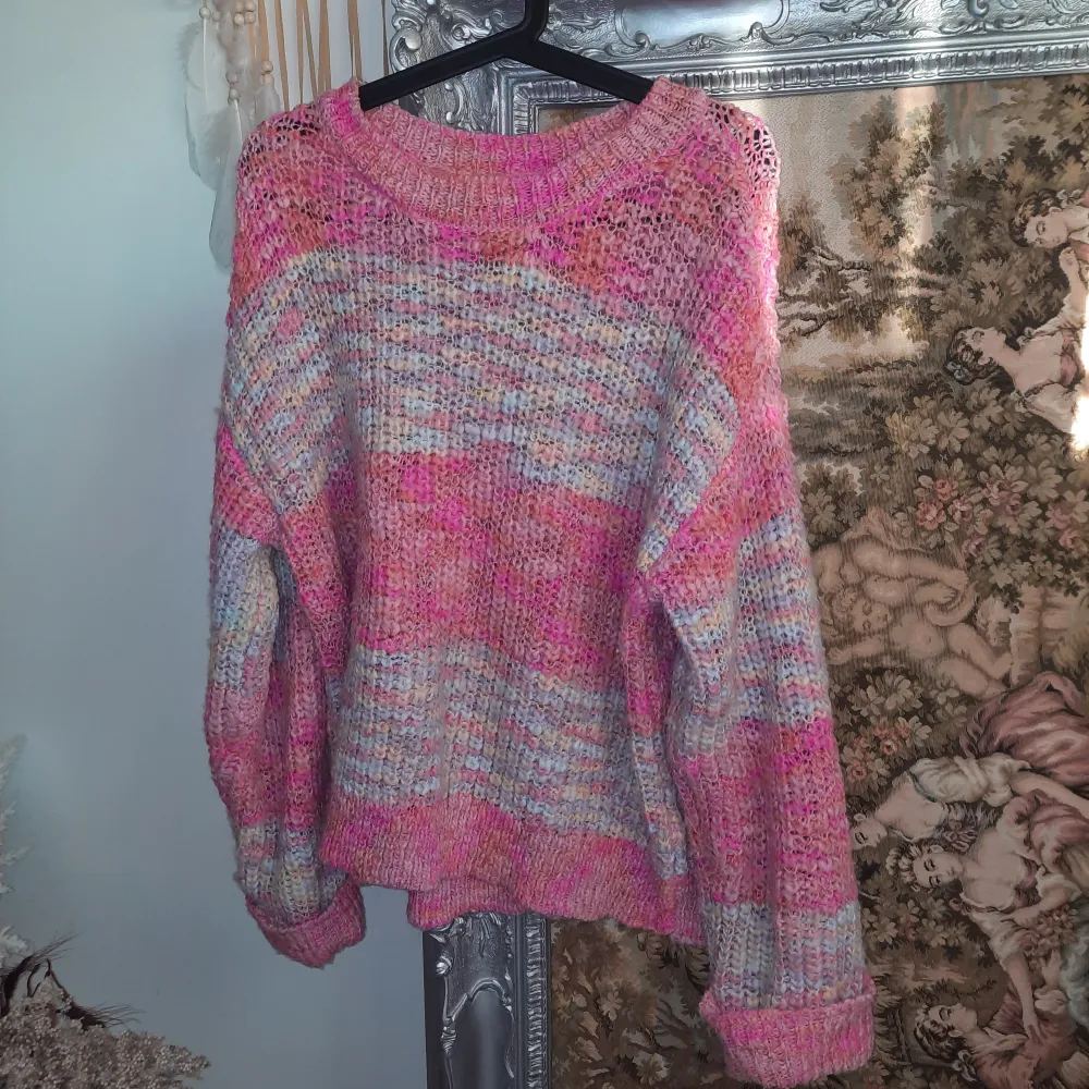 Superfin stickad tröja, köpte den i strl L för ville ha den oversized, har normalt S så passar både S/M/L beroende på hur man vill att den ska sitta. Säljer för att jag ej använder så mycket färg längre💗 Som ny. Neuleet.