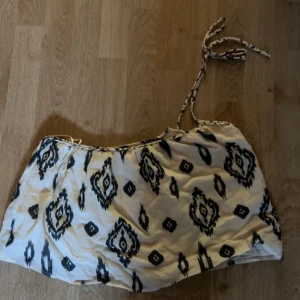 Zara topp - Säljer denna fina topp pågrund av ej kommit t andvändning 