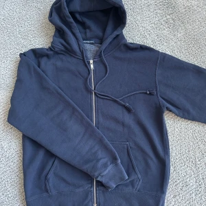 Munkjacka Brandy💗Melville - Marinblå munkjacka från Brandy i felfritt skick, knappt använd. 100:- 