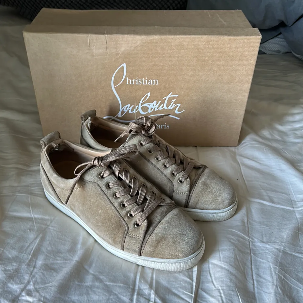 Säljer ett par Louboutin skor i riktigt bra skick. Slitna i hälen men annars extremt fina! Självklart äkta! Allt på bilderna kommer med. Hör av er vid minsta lilla fråga😁 Nypris ca 9000kr. Skor.