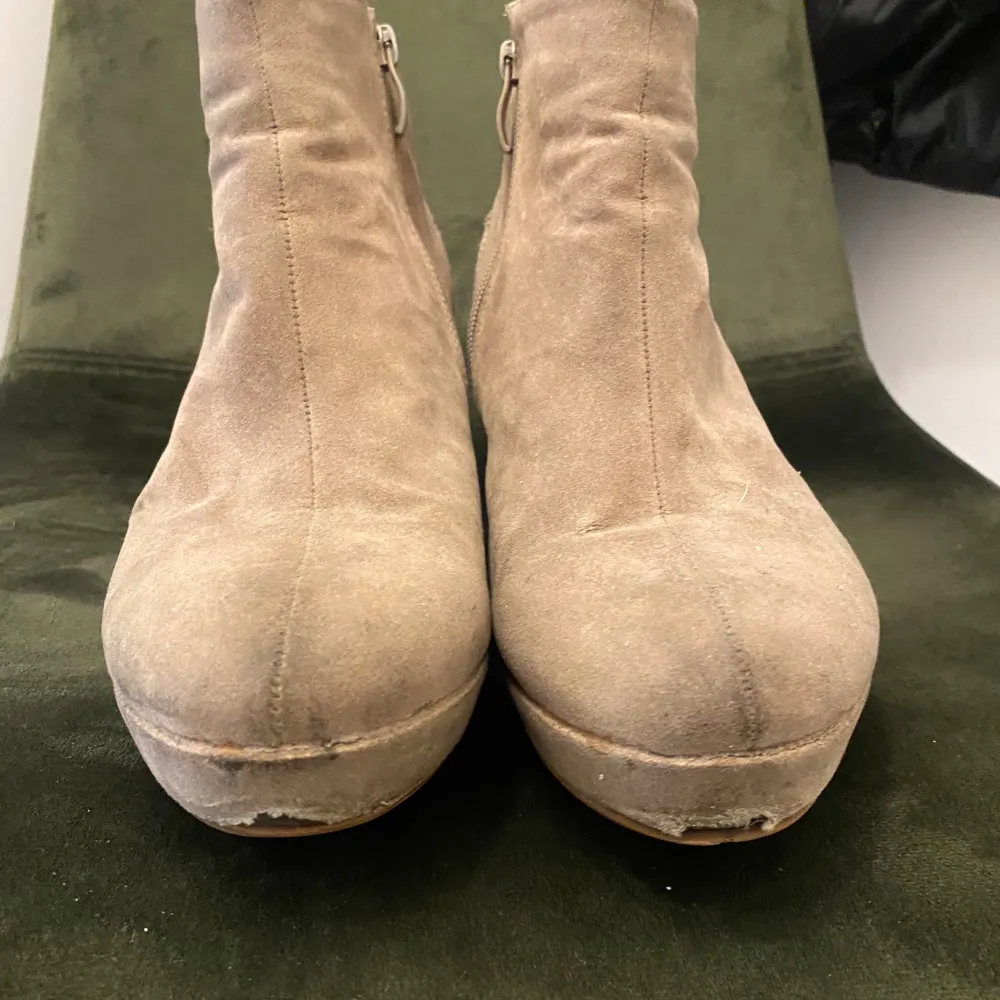 Olivgröna låga boots från din sko💗defekter finns (se bilder), storlek 41. Skor.