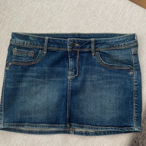 Jeanskjol - Jättesöt lågmidjad jeanskjol från mango☺️💗