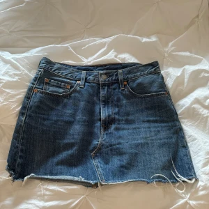 Levis Jeanskjol - Kjol från Levis i storlek 29, köpt förra sommaren! Pris kan diskuteras vid snabb affär. Nypris ca 700kr om jag minns rätt