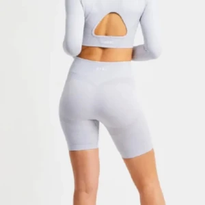 AYBL träningsshorts  - Hej! Säljer dessa nya gråa shorts från AYBL! Dem formar rumpan snyggt och sitter skönt i midjan.  Endast använda 1 gång så dem är i nyskick. Storlek M Säljer för 110kr+ frakt 