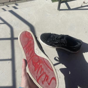 Christian Louboutin skor - de är i storlek 39 och är använda få tal gånger  fattas två spikar men de är enkelt att fixa  box och kvitto tillkommer  köptes för 2 år sen i purto banos 