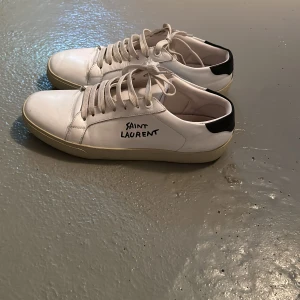 Saint Laurent skor - Hejsan hjälper min vän att sälja dessa väldigt snygga saint laurents. Han är osäker på äktheten. Bra skick använda 15 gånger och bara lite smutsiga kan tvätta innan köp. 