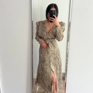 Adoore klänning 34/XS - I mycket fint skick utan defekter eller andra anmärkningar, aldrig använd och prislapp kvar!  