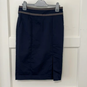 Kjol Jasper Conran - Jasper Conran tygkjol i storlek 8. Lite längre kjol med slits. Mycket fint skick