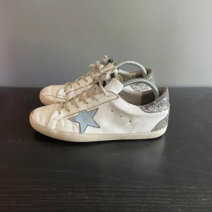Golden goose - Ritkigt snygga golden goose dojjor i storlek 40✨ skick som på bilderna, saknar innersula🌟  Skriv vid frågor eller funderingar 