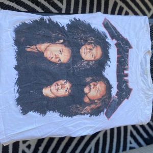 T-shirt - En häftig Metallica t-shirt ifrån en konsär 1993, bra för folk som samlar på sådana grejer då det inte finns så många exemplar kvar runt om i världen 