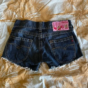 jeansshorts - avklippta lowrise shorts från märket Replay ^^ 