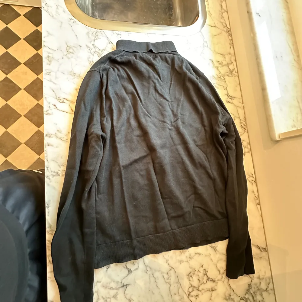 En fin svart riley zip tröja från brothers med storlek S. Använts ett par gånger men ser ut precis som ny. Perfekt att använda under sommaren då den inte är så tjock och sitter tajt på kroppen. . Hoodies.