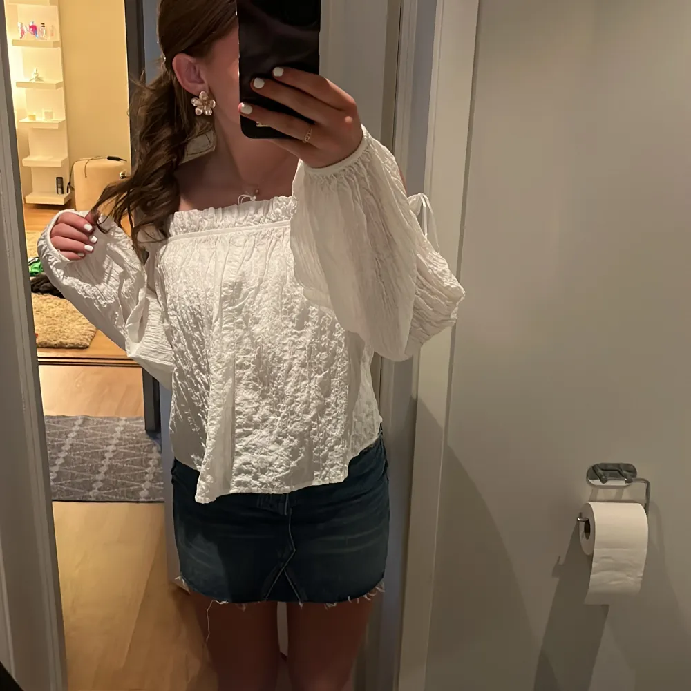 Hej!! Säljer denna fina jeans kjol ifrån Gina Tricot, då den är lite för liten för mig. Den är använd bara några få gånger. Jättefin och jätte skön 💞hör av er för fler bilder. . Kjolar.