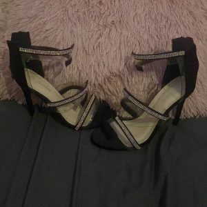 Klackar - Festliga klackar som köptes av mamma till bal men va för små och har inte används en ända gång förutom när de testades  dom är i bra skicka och jätte fina. Köpta för 350 kr pris går att diskuteras