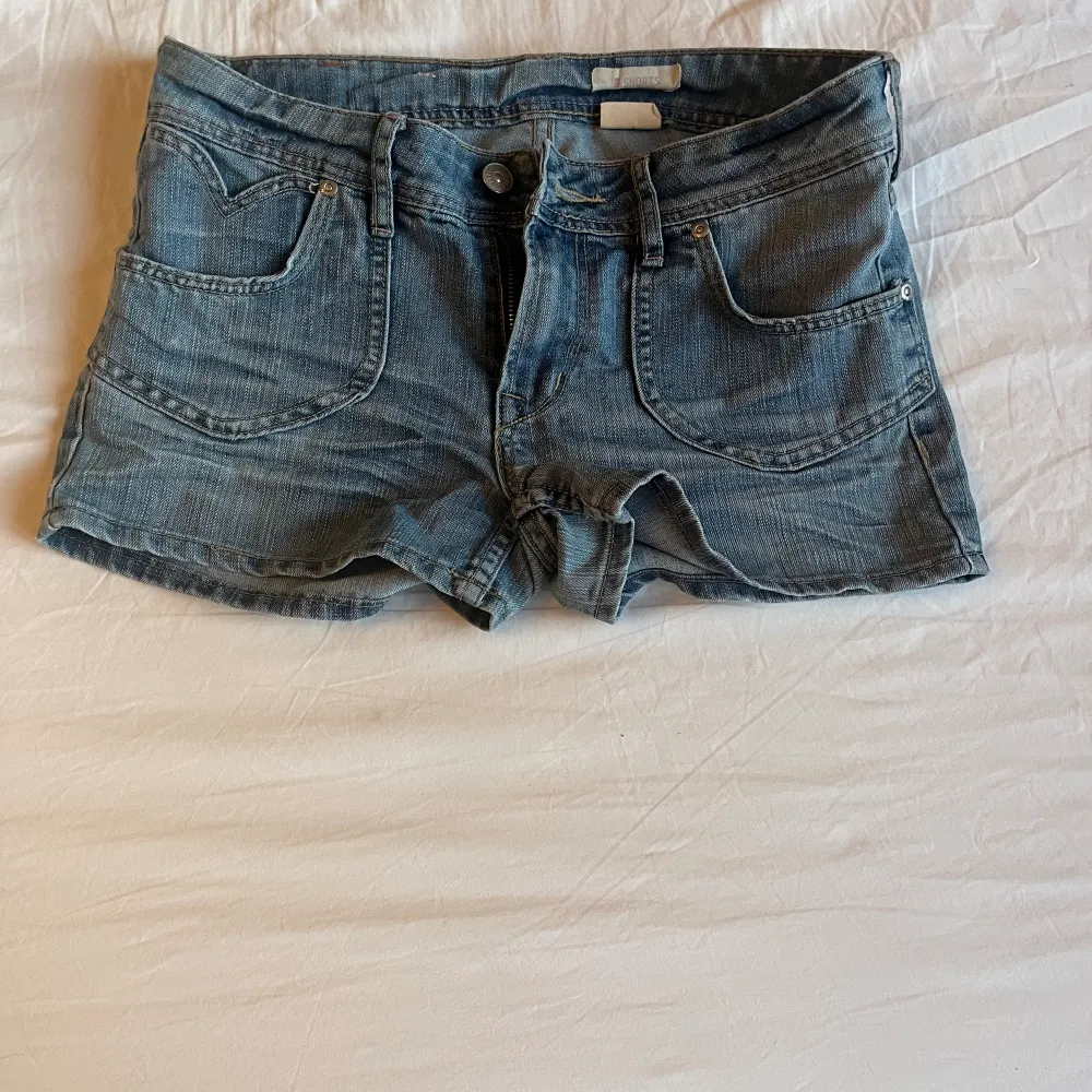 Hej, lägger ut ett par fina jeans shorts som är lågmidjade  Är öppen för byten och de passar mig perfekt som är 169 men de är lite tajta. De är strl 34/36. Shorts.