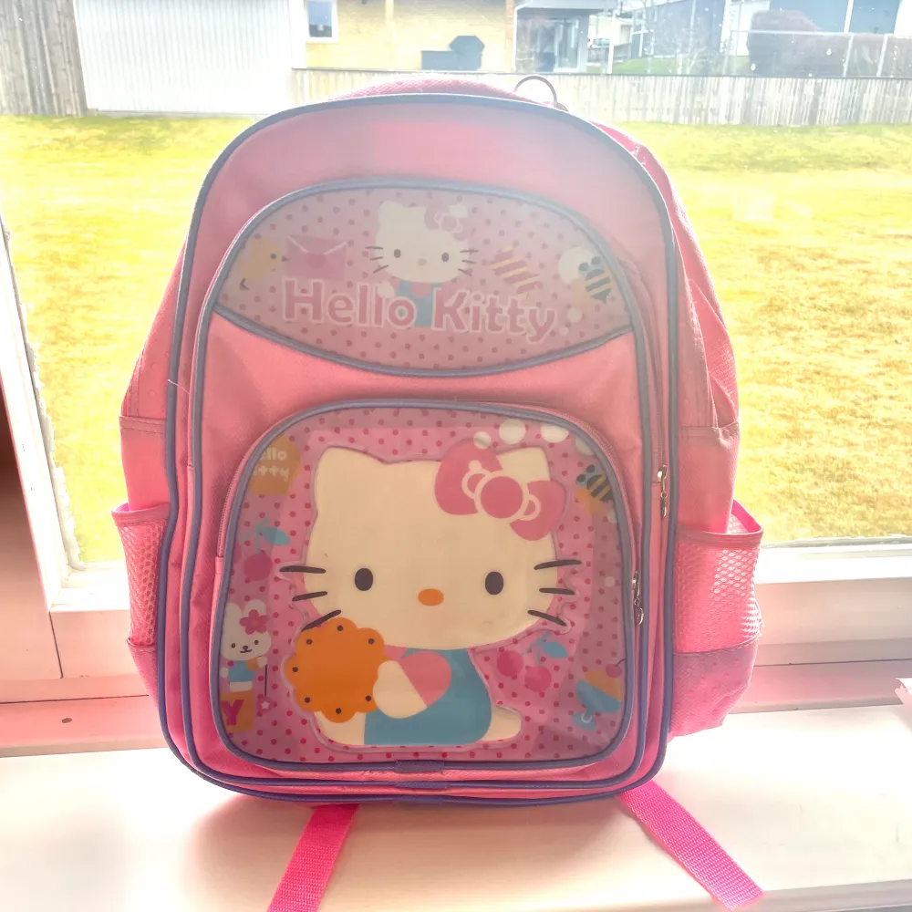 Säljer denna jättefina hello kitty ryggsäck i jättebra skick💖. Väskor.