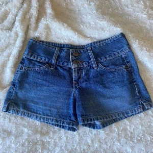 Lågmidjade jeansshorts - Snygga lågmidjade jeansshorts. Helt som nya! Midjemått:34