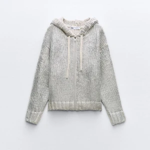 Silvrig stickad kofta - Så fin silvrig stickad kofta från zara. Supersjuk o skön på insidan, bara använd en gång och i nyskick. Säljer för använda ej. Originalpris 550. Pris kan diskuteras!!💕