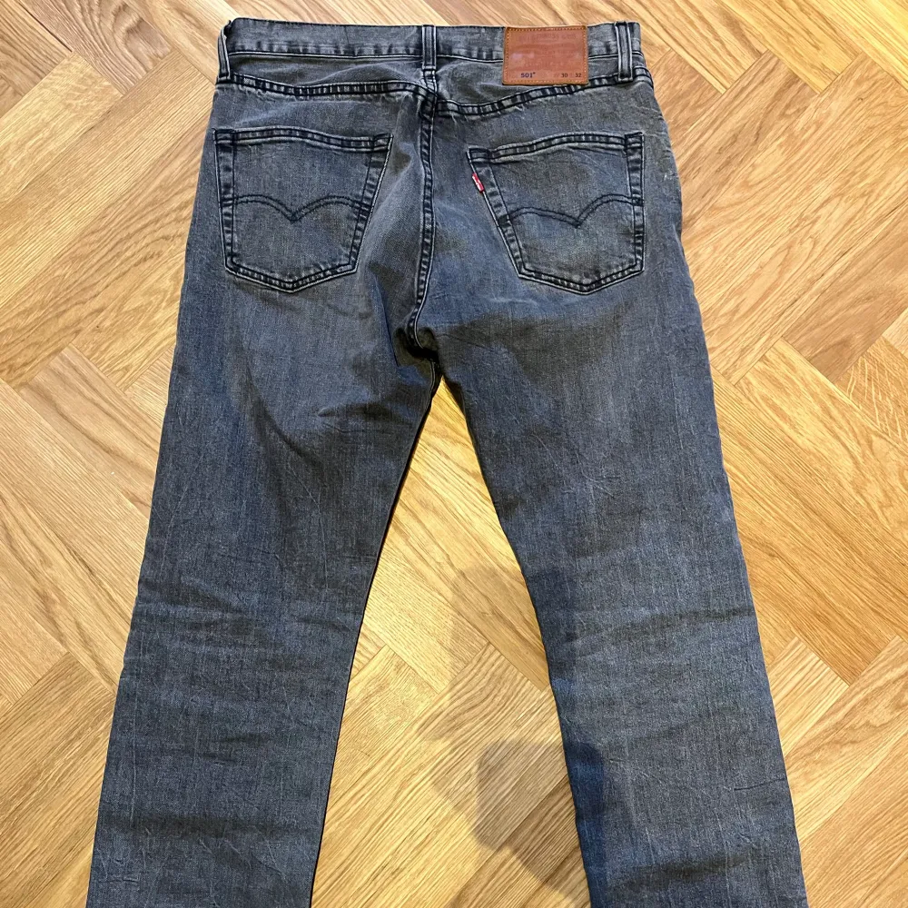 Jeans Märke: Levis Model: 501 Färg: Grå Skick: Bra Material: Bomull Storlek W30 L32. Jeans & Byxor.