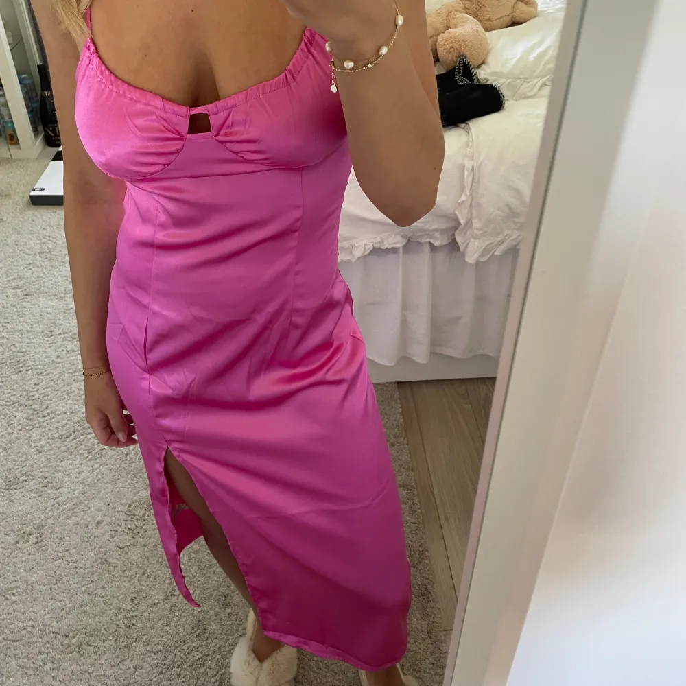 Aldrig använd, supersnygg rosa klänning som är perfekt till sommaren! . Klänningar.