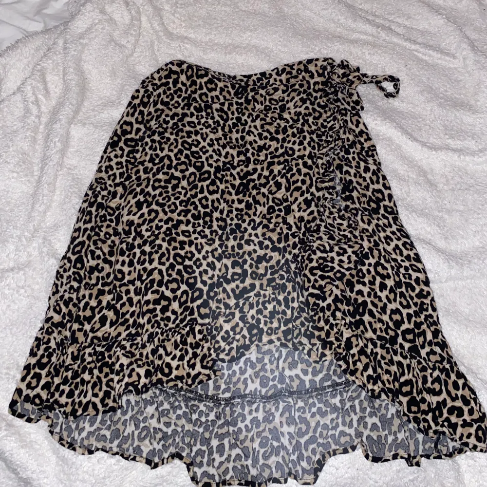  Jätte snygg Leopard kjol  som är typ ner till knäna! Köpte den förra året och har inte andvädigt jätte många gånger! Är storlek 152 men passar större storlekar också!Skriv till mig privat om frågor! ❤️. Kjolar.