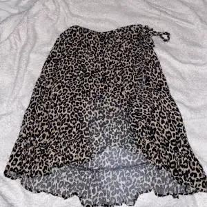  Jätte snygg Leopard kjol  som är typ ner till knäna! Köpte den förra året och har inte andvädigt jätte många gånger! Skriv till mig privat om frågor! ❤️