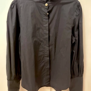 Busnel skjorta - Svart stilren och enkel skjorta från busnel! Nästintill nyskick!