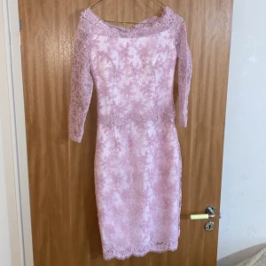 Fest klänning  - Helt ny fest/ bröllop klänning i ljus rosa, lite paljetter/glitter och öppning längst ner vid benen bakifrån 