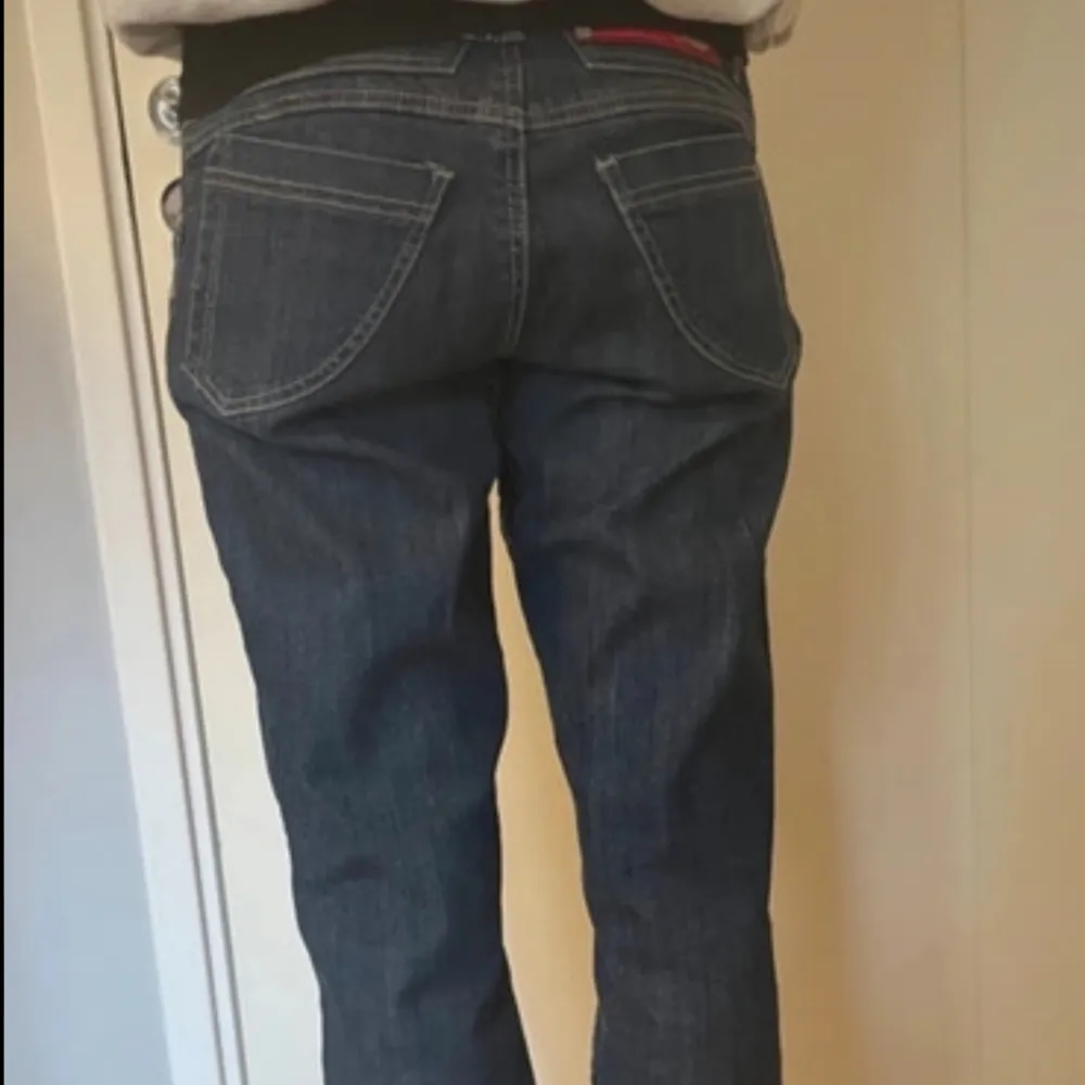 Snygga jeans med detaljer och lite loose fit, osäker på måtten men jag brukar ha S/M för referens. 😁 Bra skick. Jeans & Byxor.