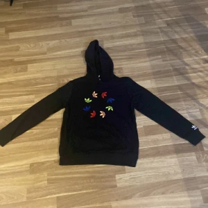 Tröja adidas  - Adidas tröja som är fin och inte använd skick 10/10
