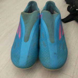 fotbollskor och benskydd! - Ett par addidas speedflow använda under 1 säsong, bra skick och dubbarna är inte skadade på något sätt.100kr   