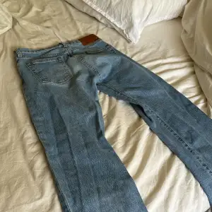 Säljer Levis jeans som inte passa mig längre, storlek W29 L32. I väldigt fint skick, inget slitage på de. Bara att höra av sig vid frågor 🐙
