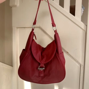 Röd väska  - Jättefin röd vintageväska, köpt second hand❤️