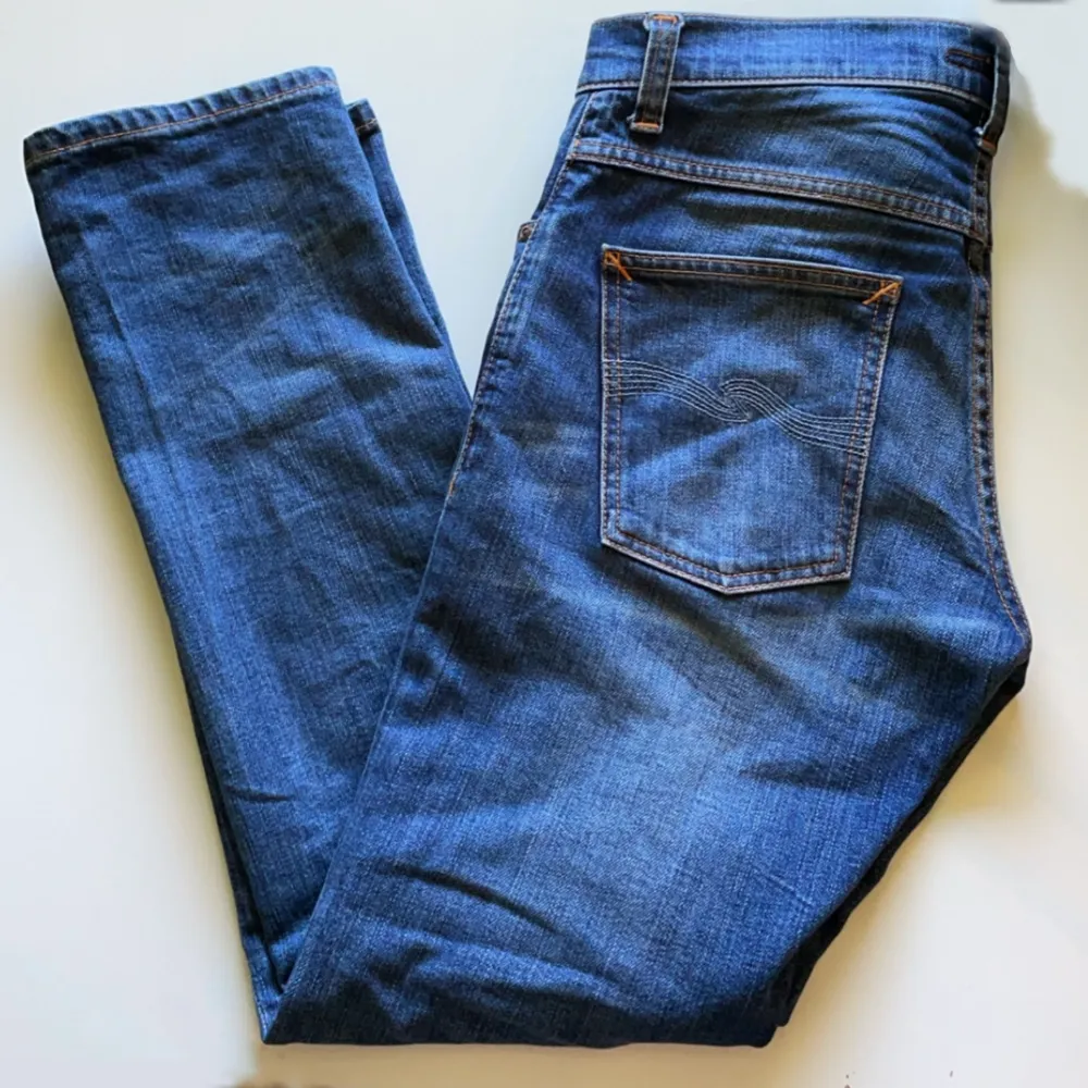 Nudie Jeans | Modell Grim Tim | 9/10 skick inga defekter | W29 L28 | modellen på bilden är ca 175cm o 55kg | Nypris 1600kr vårt pris 449kr. Jeans & Byxor.
