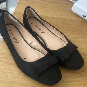 Svarta ballerinaskor - Svarta ballerinaskor i storlek 39! En liten rosett längst fram