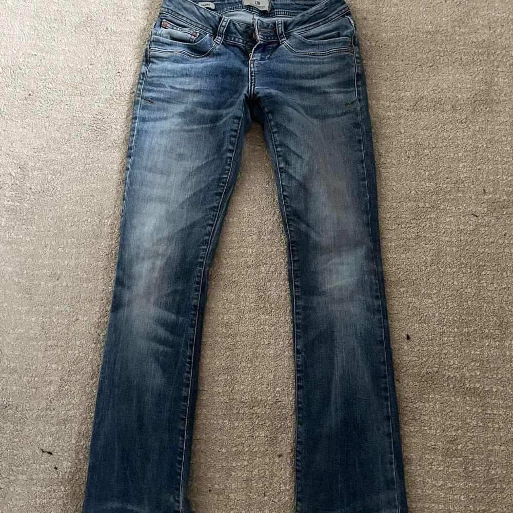 Skiiiit snygga ltb jeans, mina absolut favorit jeans som blivit försmå, lite trasiga längs ner men inget alls man tänker på❤️ helt slutsålda online! Säljer för 700kr+frakt❤️. Jeans & Byxor.
