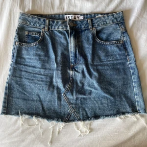 Jeanskjol från STAY strl M - Jeanskjol från märket STAY i storlek M, midwaist  I mycket fint skick