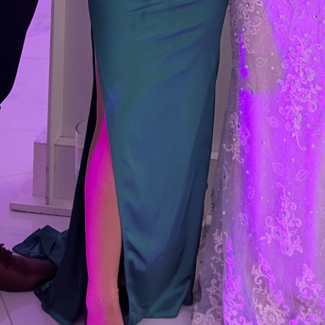 Grön satinklänning med slit nertill - 90