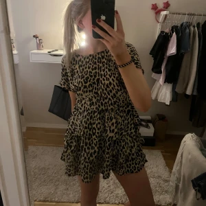 leopard klänning - gammal leopardklänning från gina, toppskick! ❣️💕💕