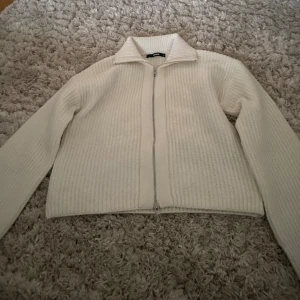 Stickad tröja - En stickad tröja från BikBok! Alldrig använd och är i bra skick. Kan skicka fler bilder privat🫶🏻