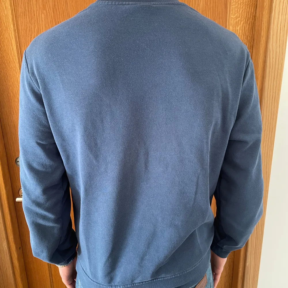 Säljer denna snygga blåa långarmad tröja för 149kr. Passar bra på mig (185cm & 80kg). Nästintill oanvänd så skick 8.5/10, storlek S. Har du frågor är det bara att skriva! 🤙. Tröjor & Koftor.