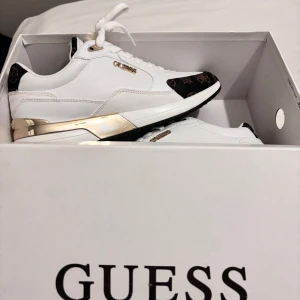 Guess sneakers - Mycket fina och stilrena skor som passar till alla outfits. Mycket bra skick och använda endast en gång och är köpta i vintras. Skorna är sköna och bekväma i storlek 39 men passar även en person med 40 skostorlek 